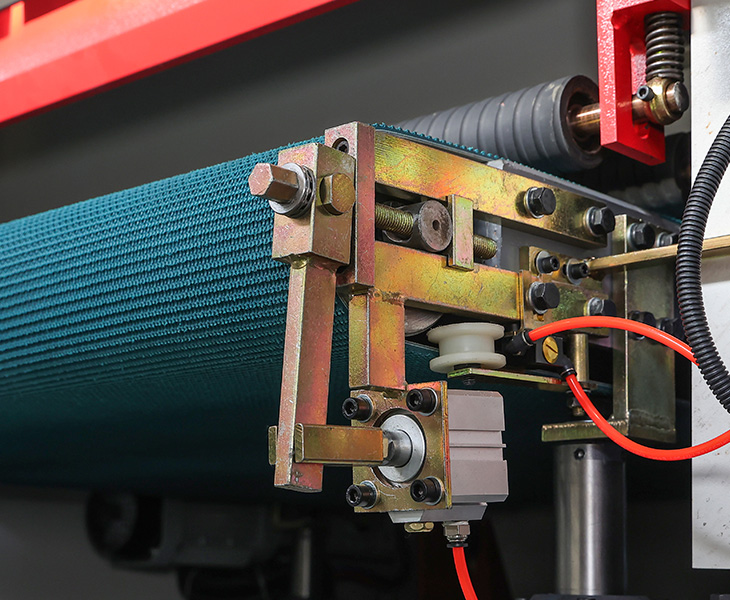 Vacuum Bed and Precision Dust Collection for Small Wooden Parts