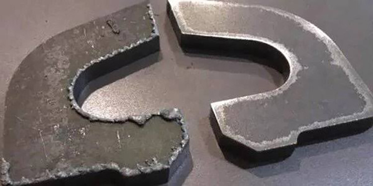 Before and after comparison of laser cut steel plate deburring and edge rounding on a wide belt grinding machine